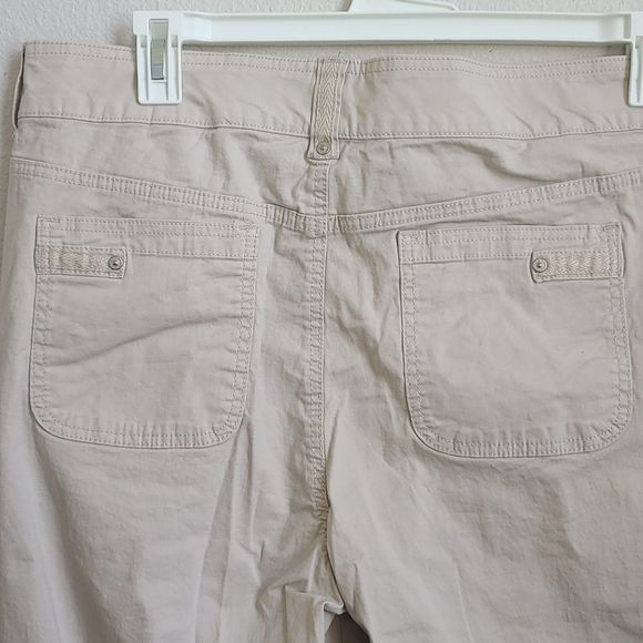 PLUS SIZE GLORIA VANDERBILT CAPRI PANTS - Picture 5 of 10